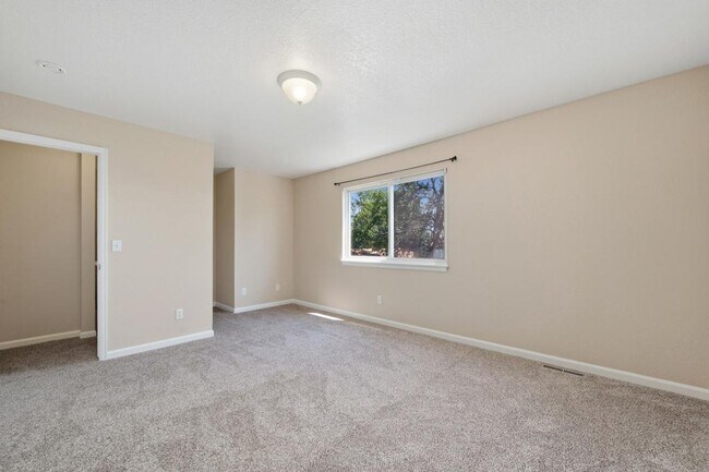 Building Photo - 698 Eagle Dr