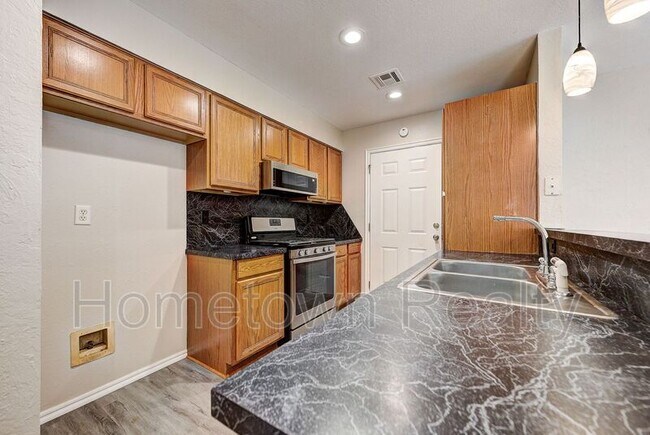 Building Photo - 1704 Tudor Dr