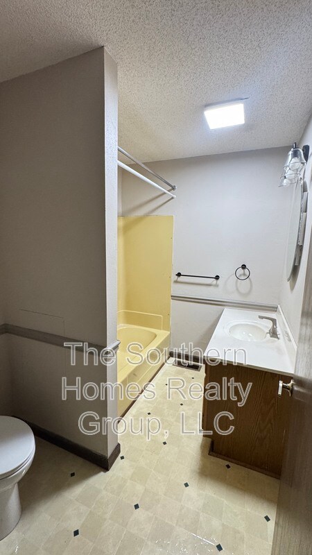 Building Photo - 1305 Ridgeway Cir