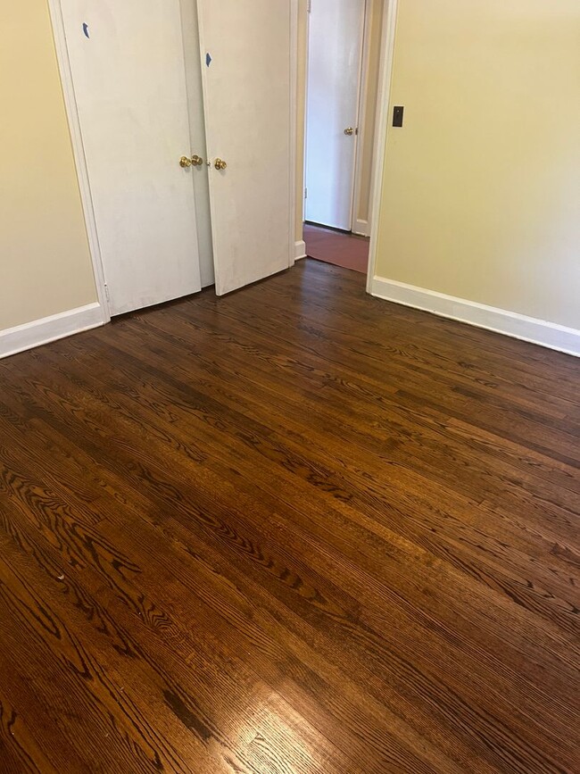Building Photo - 3 Bedroom 1 bathroom Renovated! 5 minutes ...
