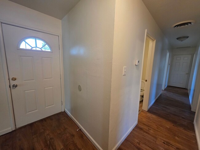 Building Photo - 4 bedroom single story near freeway & shop...