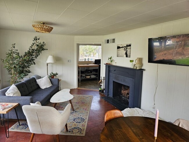 Building Photo - 906 G Ave