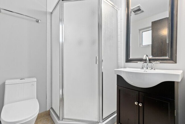 Building Photo - Luxurious Air-Conditioned Leschi View Townhome