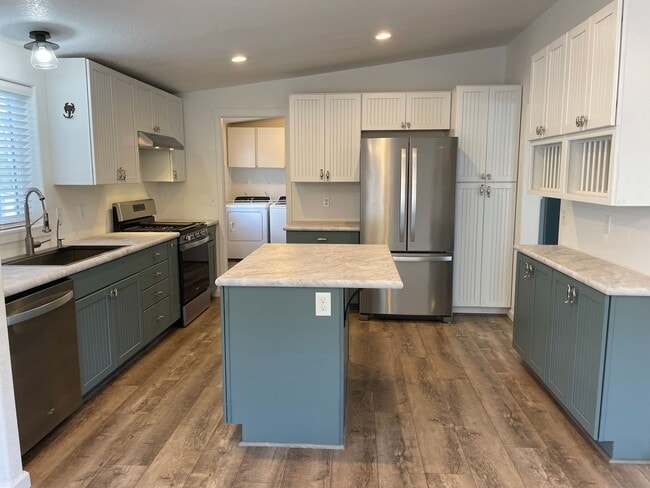 Building Photo - Remodeled Home Just Moments from Greenbank Farm!