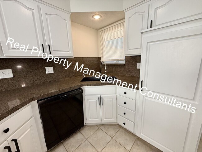 Building Photo - 3 bed 2.5 bath Private Oasis