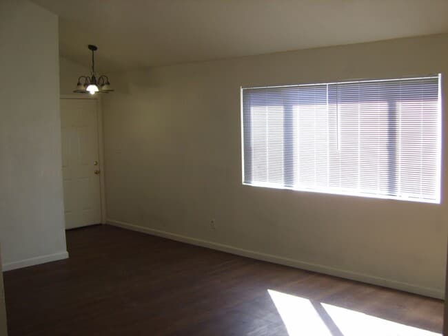 Building Photo - Nice 3BR duplex with some utilities included