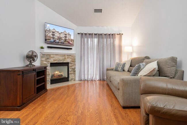 Building Photo - 8961 Town Center Cir