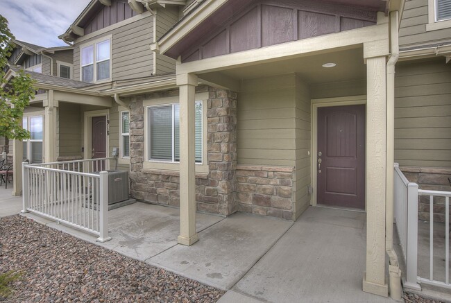 Building Photo - Beautiful Townhome!