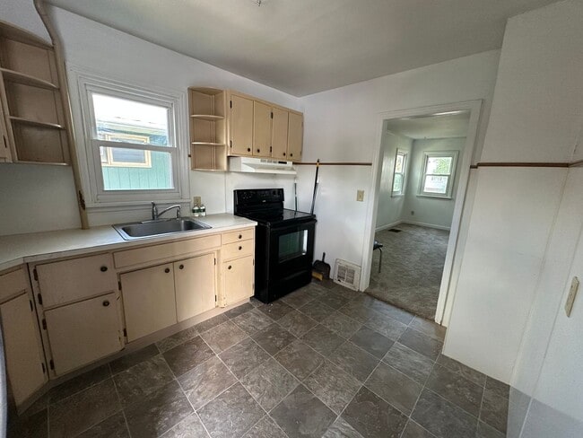 Building Photo - 2 Bedroom Home