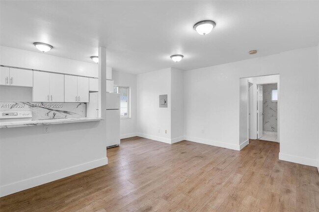 Building Photo - 5549 NE Miami Ct