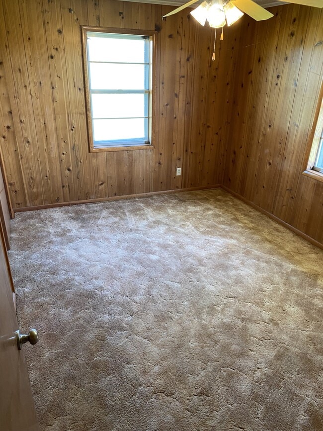 Building Photo - 625 Country Club Rd