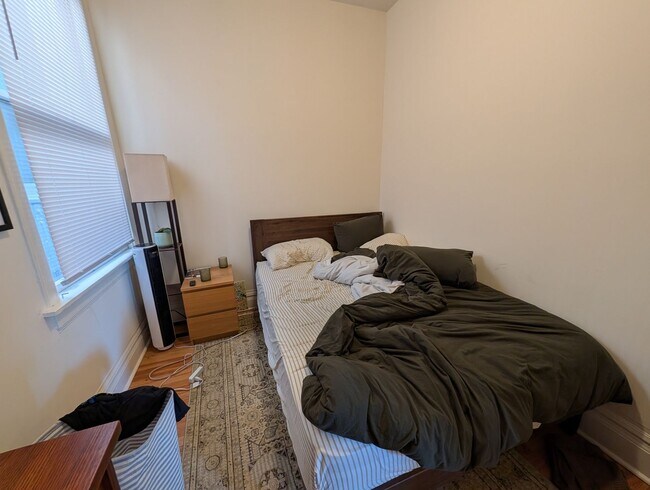 Building Photo - Spacious and renovated 3 BR in Wicker Park with great vintage touches!