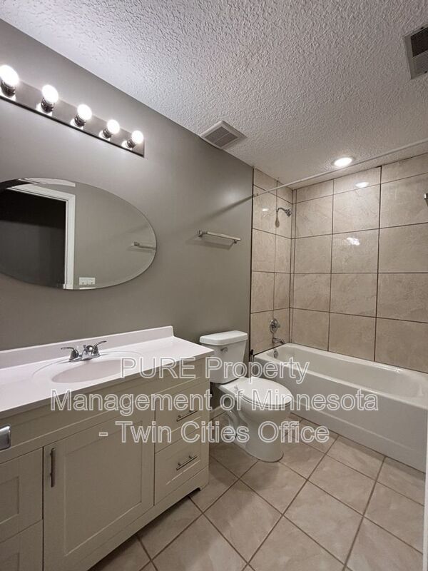 Building Photo - 645 Sullivan Dr NE