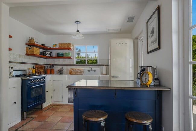 Building Photo - 439 E Sonora Rd