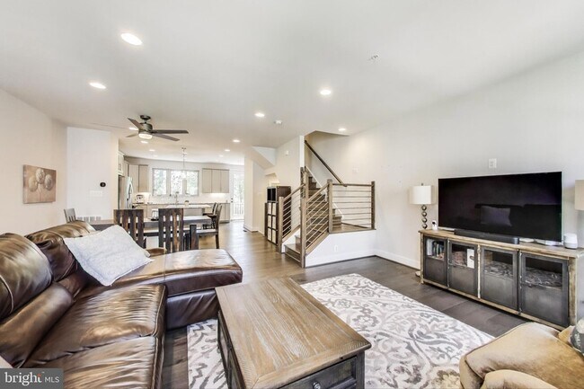 Building Photo - 5004 Oakmoore Dr