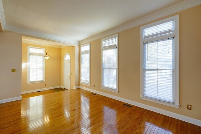 Building Photo - Luxury Townhome in the Heart of the Kentlands