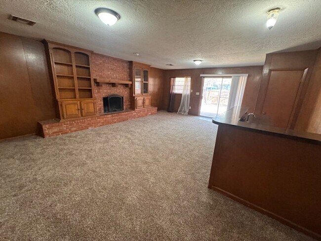 Building Photo - 3 bed 2 bath in a great neighborhood in Norman, Refreshed and ready for move in, 200 0ff by May 1st!