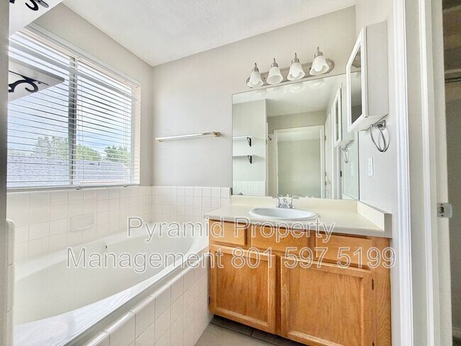Building Photo - 979 Blue Heron Cir