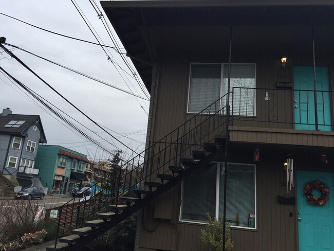 Building Photo - Upper corner unit 1 bed on Belmont, granite, hardwoods, off street parking!