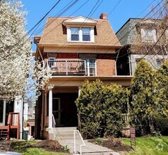 Building Photo - Spacious Two Story duplex on Walnut Street!