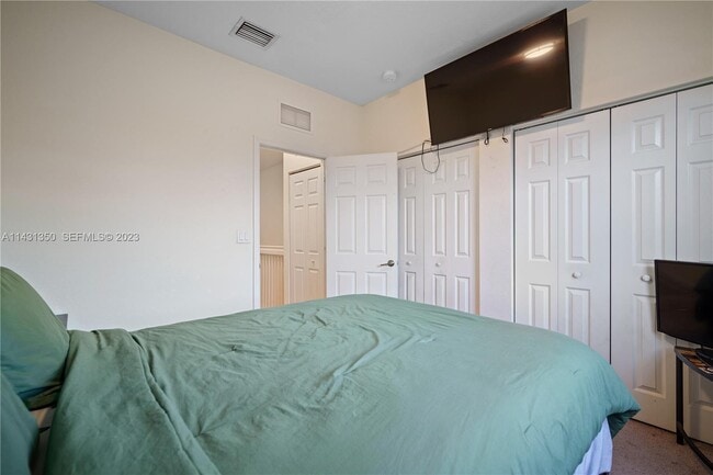 Building Photo - 705 SE 13th Street Cir