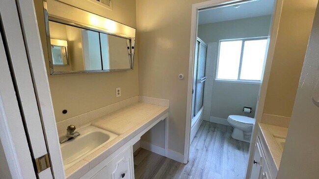 Building Photo - Nice 4 bedroom 2 bathroom home with sparkl...