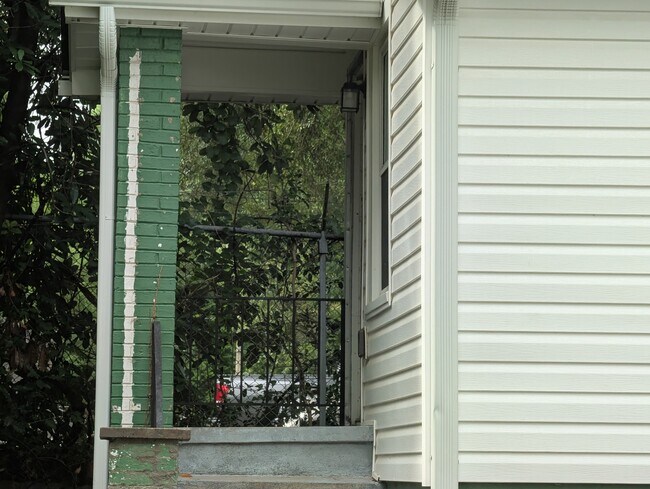 Building Photo - 1620 Catawba St