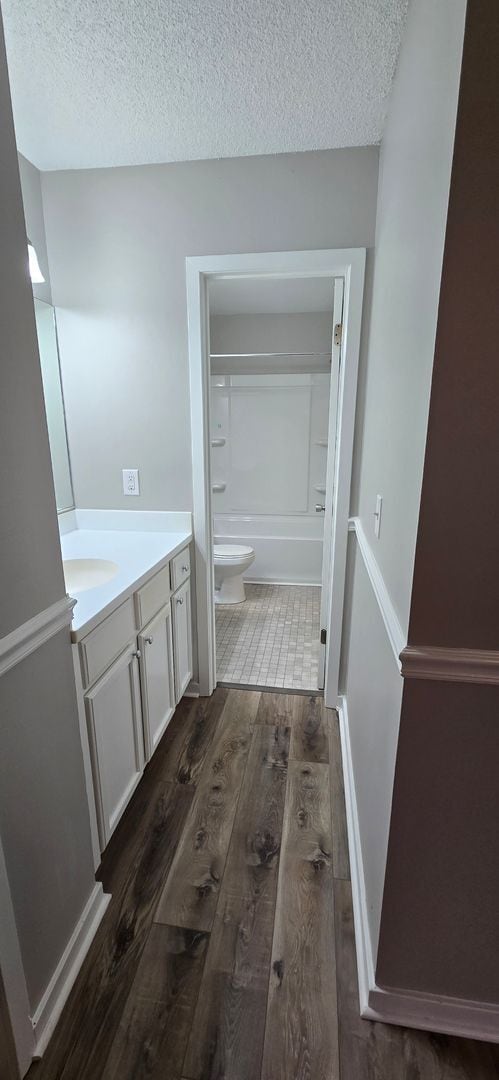 Building Photo - 3 bed 2 bath Condo for rent