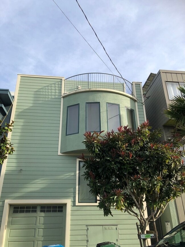 Building Photo - COMING SOON!  Beautiful 3 br/2ba -2  Levels, Private Deck, Panoramic Views, Garage Parking, Washe...