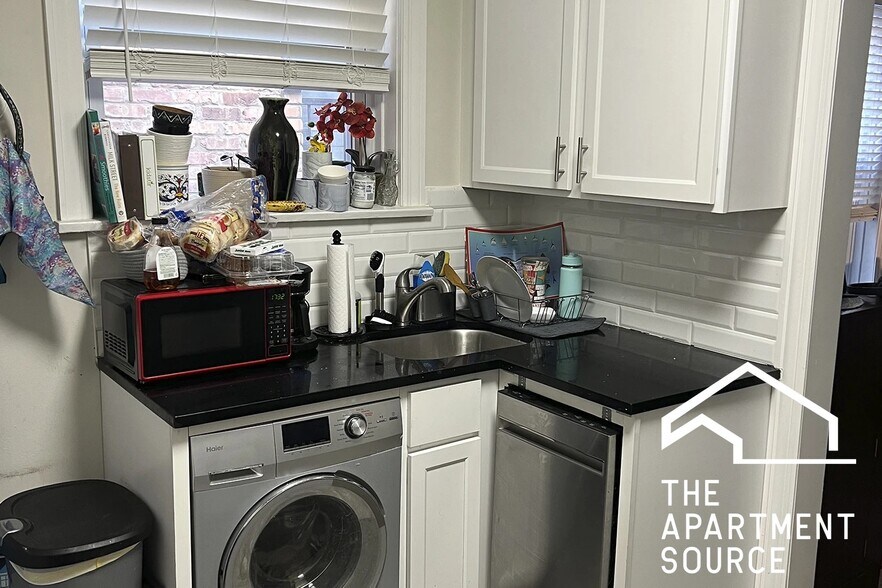 Building Photo - 918 Green Bay Rd