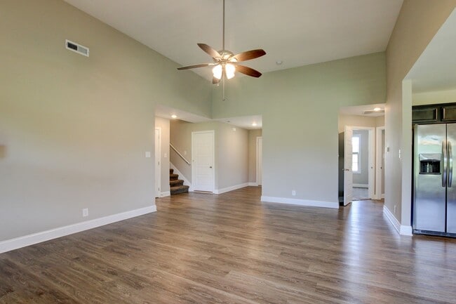 Building Photo - Sharp 3 bed 2 Bath Close To Ft Campbell