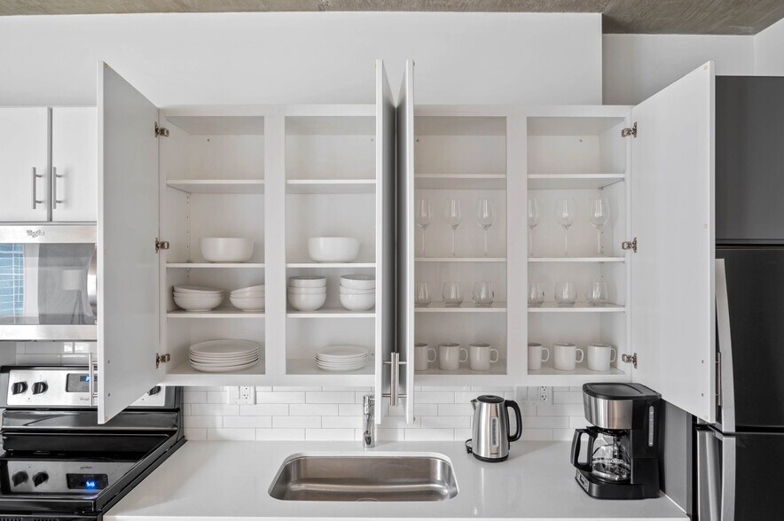 Building Photo - 215 W Lake St