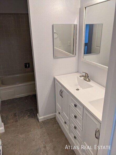 Building Photo - 13917 E Oxford Pl