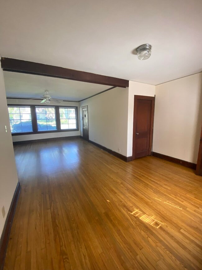 Building Photo - 545 E Park Ave