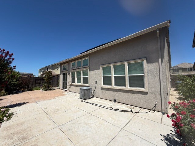 Building Photo - Gorgeous 3 Bedroom 3 Bathroom Plus Loft Area Home