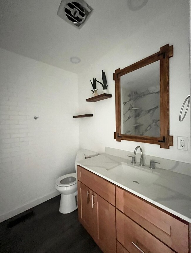 Building Photo - Beautiful Home right next to Lavelle Edwards Stadium Provo!