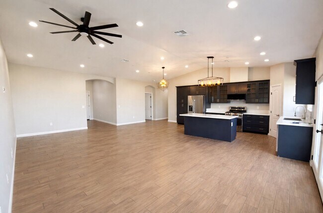 Building Photo - Executive Retreat in Brawley: Spacious 5-Bedroom Home Ideal for Corporate Stays or Refined Family...