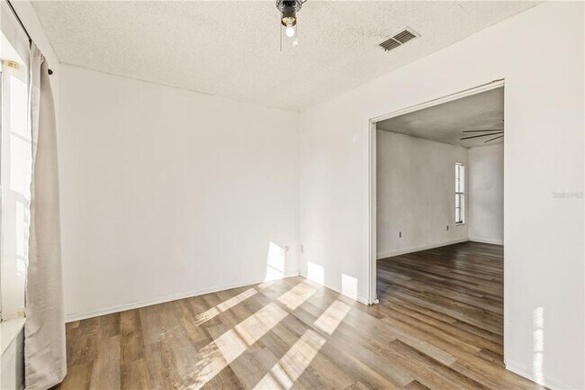 Building Photo - 2615 9th Ave Dr E