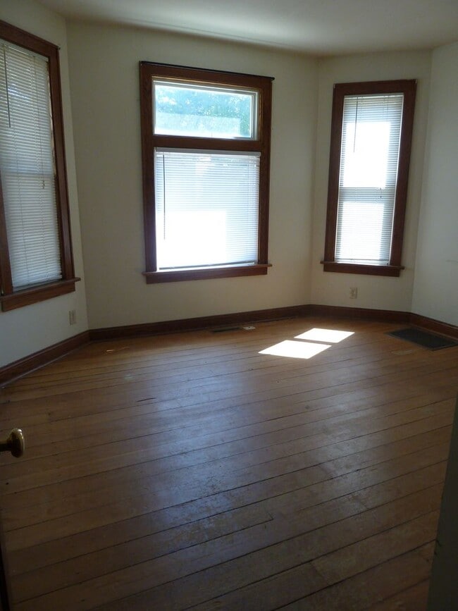 Building Photo - 426 E Smith St