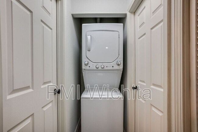 Building Photo - 420 W Mahoney Dr