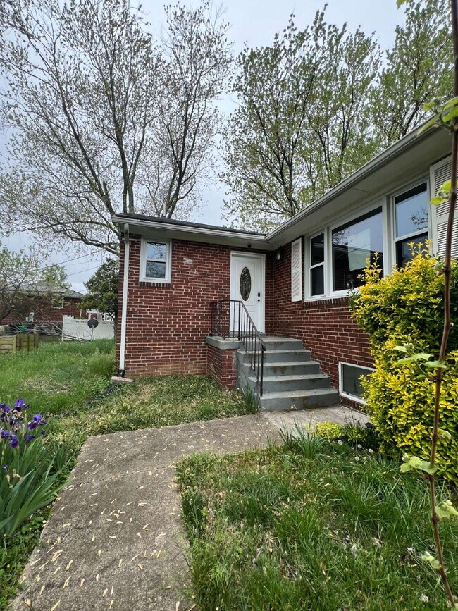 Building Photo - "Expansive 5-Bedroom Haven with Dual Kitch...