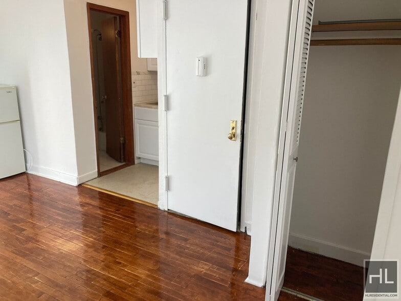 Building Photo - NO FEE Studio in Lenox Hill! Won't Stay on...