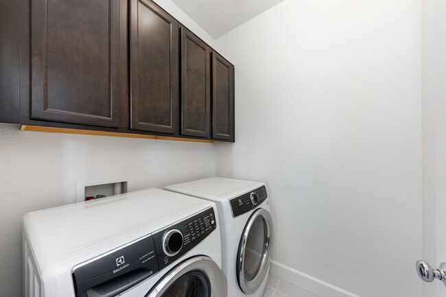 Building Photo - 1680 Southview Dr