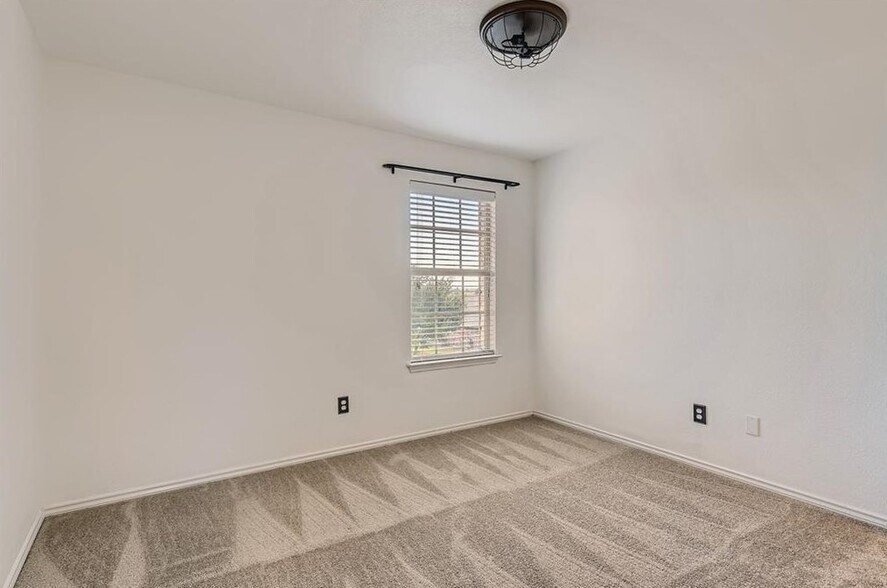 Building Photo - 177 Flagstone Trl