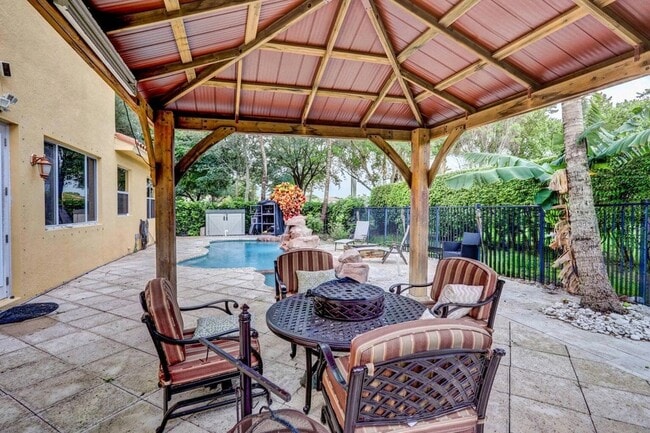 Building Photo - 748 Cresta Cir