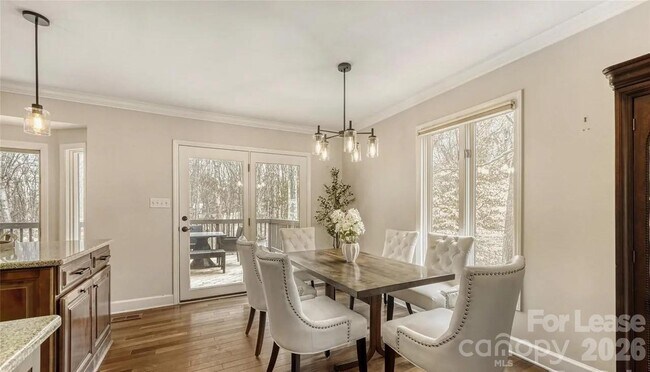 Building Photo - 120 Tall Oak Dr