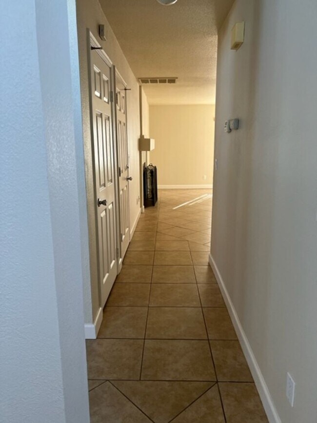 Building Photo - Spacious 4-Bedroom Home in a Quiet Tracy Cul-De-Sac!