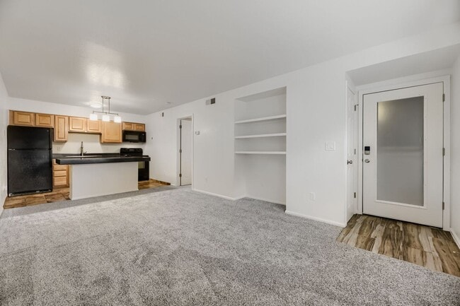 Building Photo - Updated 1 Bedroom Condo Near DTC Available Now