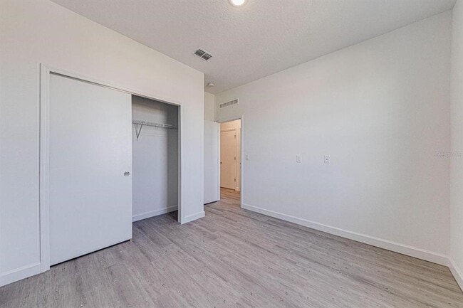 Building Photo - 633 Trikomo Dr