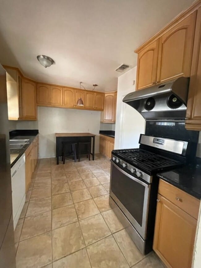 Building Photo - Westchester Home Perfect for Plant/Garden ...